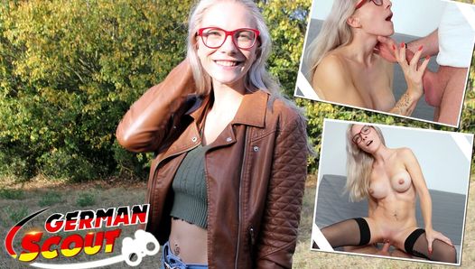 Duitse scout - fit blond brilmeisje Vivi Vallentine pick-up en praat met casting neukpartij