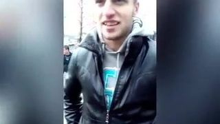 Heißer Russischer Typ strippt in der Öffentlichkeit