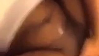 La ragazza nera si masturba