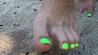 Sexywifesfeet19 am Strand zeigt ihre Zehen