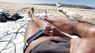 Mamada en una playa nudista ...
