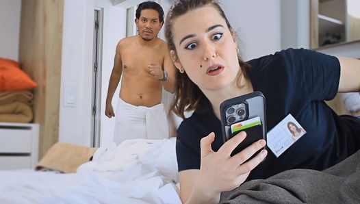 Un garçon latin surprend la femme de ménage avec son iPhone.
