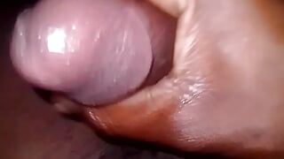 Afrikaanse grote zwarte lul masturbeert