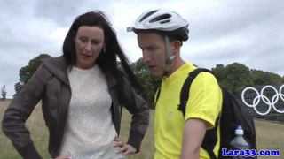 Britische Reife in Strümpfen holt Radfahrer zum Ficken ab
