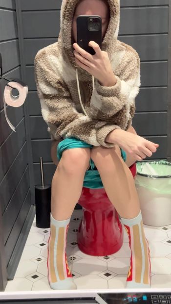 girl pissing on toilet show worship