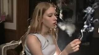 Freche Nikki und Lisa rauchen