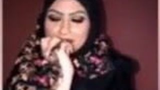 Sexy arabisches Zeigen von Möpsen in der Webcam