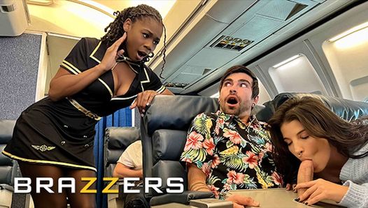 Lycklig kille knullar med flygvärdinna Hazel Grace privat när Lasirena69 kommer &går med för en het trekant - Brazzers