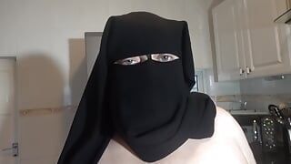 Ballando con stivali al ginocchio e niqab