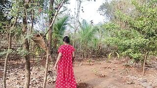 Mooie dorpsvrouw die eenzame Bhabi-seks leeft in neukpartij buitenshuis