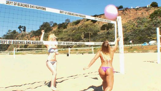 Beachvolleyball-Mädchen sind wild und sexy, weil sie Muschi lecken, wenn es um ihr Vergnügen für den Orgasmus geht