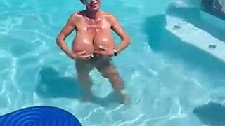 Minka - enorme borsten drijven in het zwembad (2021)