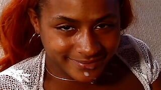 Une adolescente noire sauvage et mignonne avec de petits seins se fait détruire