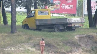 Ola caminando sola desnuda en una playa pública (versión voyeur)