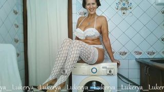 Lukerya neckt zu Hause in der Küche mit ihrem Körper