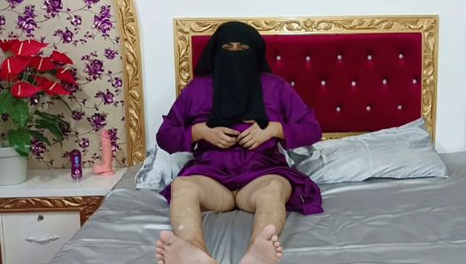 Heiße muslimische niqab-frauen haben sex mit großem dildo