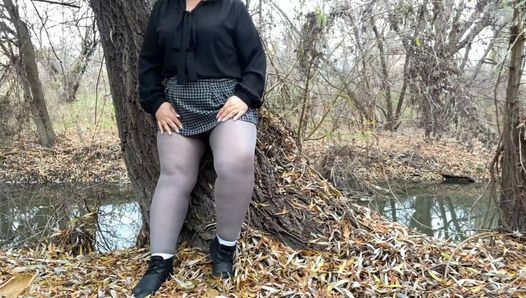 Versaute MILF masturbiert ihre Muschi am Ufer des Flusses auf Risiko, gesehen zu werden