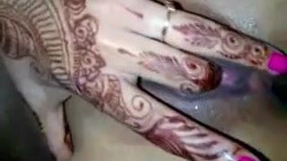 Paki-Mädchen masturbiert