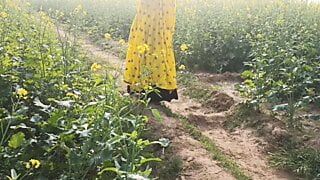 Mamta bhabhi ko khet me le jakar doggystyle me choda outdoor