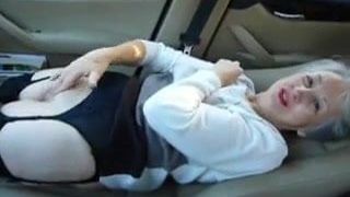 Schöne schöne Oma masturbiert in ihrem Auto