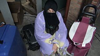 Eine muslimische Flüchtlingin im Keller meiner Mutter erwischt - sie ließ mich ihr Arschloch ficken