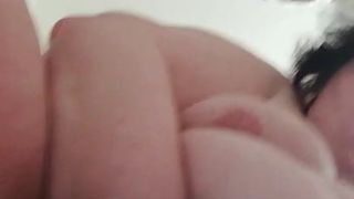Die hässliche Schlampe Jasmin mit fetten Titten masturbiert im Badezimmer