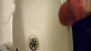 Pissen und Masturbation mit Sperma in der öffentlichen Toilette