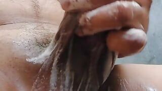 Indischer typ wäscht seinen großen schwanz auf dem badezimmer