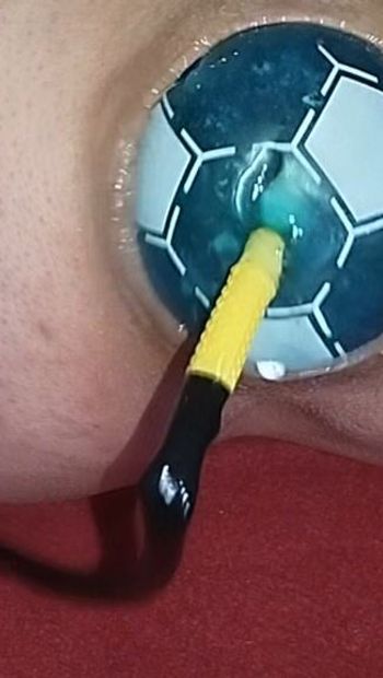 Ein Fußball mit 6-zoll-Durchmesser fliegt aus meiner arschloch-fotze.