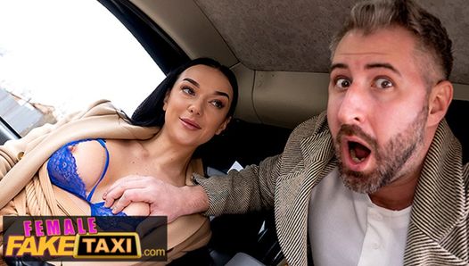 Taxi falso femenino - lady gang consigue su culo follado por un total extraño