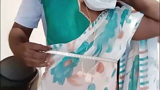 Kleermaker neukt huisvrouw nadat ze metingen heeft verricht voor een blouse
