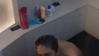 Asiatin unter der Dusche erwischt