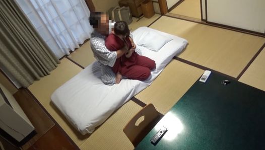 Seduzindo uma empregada que veio preparar um futon
