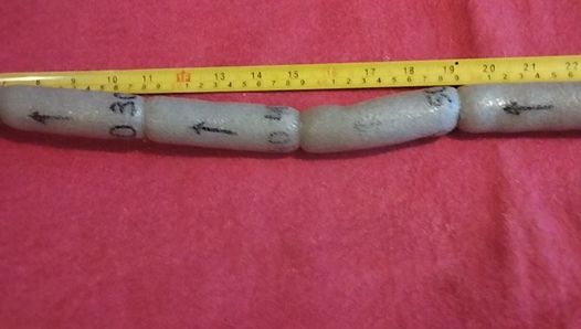 Mein arsch schiebt ein langes wurstspielzeug mit einem Durchmesser von 32 mm und einer Länge von 1 meter heraus