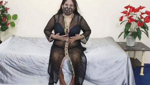 Schöne möpse - indische frau masturbiert mit einem riesigen dildo
