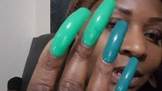 Sexy schwarze Dame mit tollen langen Nägeln, Fingernägel