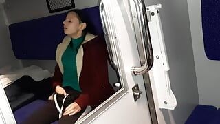 見知らぬ人と仲間の旅行者と私は電車のコンパートメントでカミングします-レズビアンキャンディー