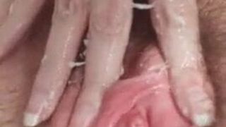 Mulher masturba sua boceta peluda