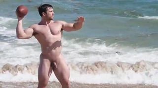Muskeln Sie Männer im Gewand der Natur, Strand