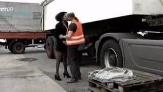 Weißer Trucker fickt schwarze Frau