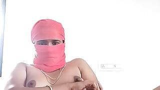 Swetha - дези Тамильская жена мастурбирует морковкой