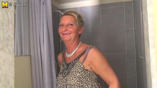 Freche holländische Hausfrau spielt mit ihrer nassen Muschi