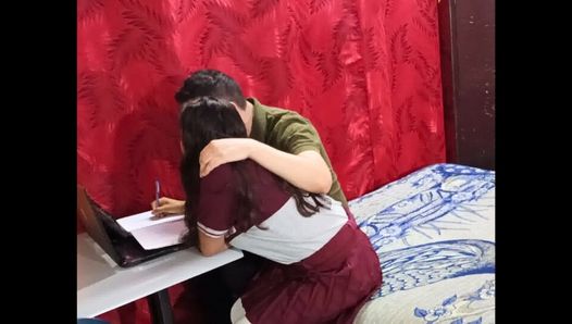 Une lycéenne baise avec son prof : une petite étudiante se fait toucher et baiser chez son prof, une vraie étudiante