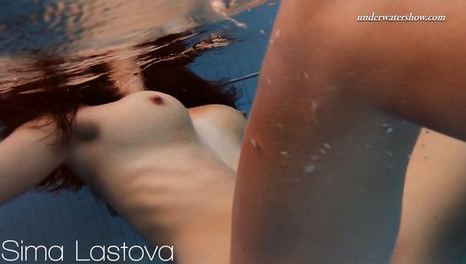 Sima Lastova - ein heißes, vollbusiges, nacktes, schwimmendes Schätzchen