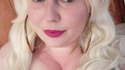 Vollbusige blonde MILF, große Nippel