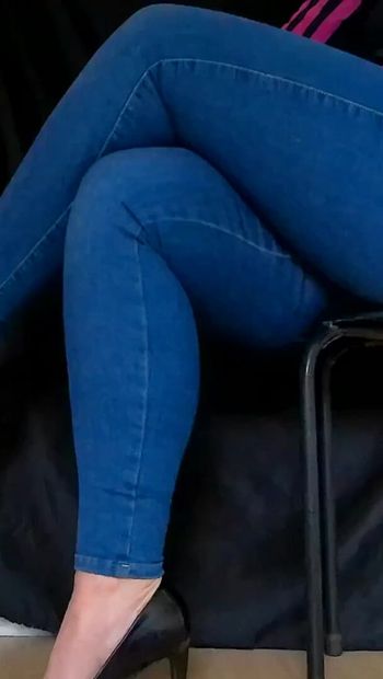 Bleu thight jeans black high heels.