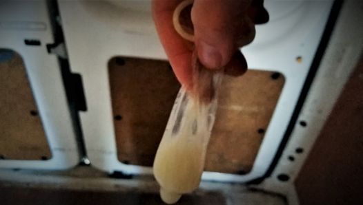 Van-Fahrer füllt Kondom mit Sperma in der Pause