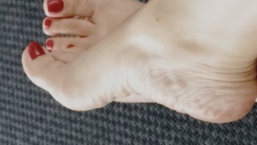 Fußmassage von Füßen der Domina