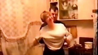 Russischer Schnaps in der Küche wird zu Sex