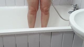 Stiefmutter hat Sex und masturbiert mit Jet-Waschmaschine im Badezimmer